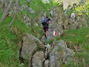 47 Ultima rampatina in strettoia tra rocce